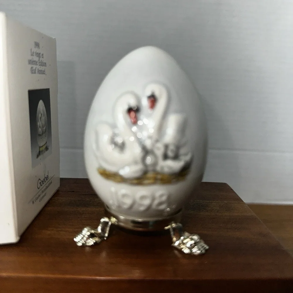 1998 Goebel Porcelain Easter Egg Swans with‎ Stand & Box 21st Edition Annual Egg